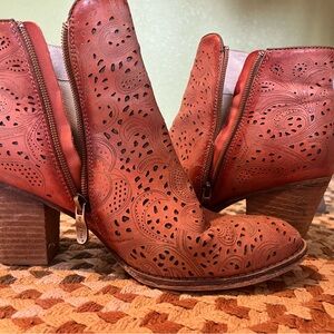 L’artiste gorgeous red ankle boots, size 10, great condition!